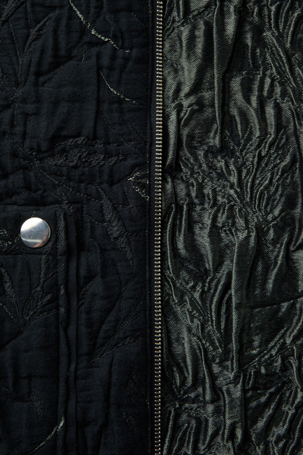 MIDTHINGS(미드띵스) 자카드 재킷은 유니크한 스타일을 추구하는 당신을 위한 아이템입니다. 블랙 컬러의 루즈핏 자켓으로, 봄, 가을에 어울리는 두꺼운 두께감과 부드러운 촉감이 특징입니다. 플라워 자카드 무늬가 돋보이며, 3중 구조 자카드 소재와 볼륨감 있는 실루엣이 세련된 룩을 연출합니다. 지퍼 여밈 방식과 이중 구조 프론트 포켓, 사이드 도트 버튼, WALDES(왈데스) 지퍼, 조개 버튼 장식 등의 디테일이 돋보이며, 모임룩이나 데이트룩과 같은 TPO(Time, Place, Occasion)에 클래식하고 시크하게 연출하기 좋습니다. 크롭 기장의 긴소매 자켓으로 다양한 스타일링에 활용해보세요.
