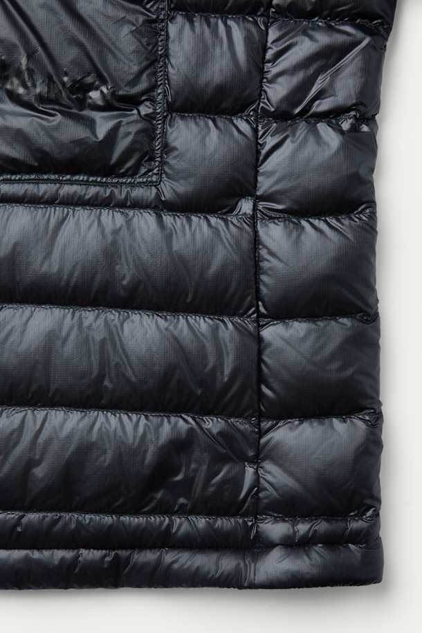 NANGA(낭가) 울티라이트 다운 파카 패커블은 겨울철 아웃도어 활동과 여행에 적합한 남녀 공용 다운 파카입니다. 슬림핏으로 제작되었으며, 블랙 색상에 무지 패턴으로 어떤 스타일에도 잘 어울립니다. 보온성이 뛰어나고 경량 소재를 사용하여 휴대성이 용이하며, 패커블 기능으로 간편하게 보관할 수 있습니다. 퀼팅 디테일과 후드가 디자인되어 스포티하면서도 캐주얼한 매력을 더하며, 리사이클 소재를 사용하여 환경까지 생각했습니다. 여행룩, 캠핑룩, 등산룩 등 다양한 TPO에 활용 가능하며, 미니멀한 스타일을 연출하기 좋습니다.
