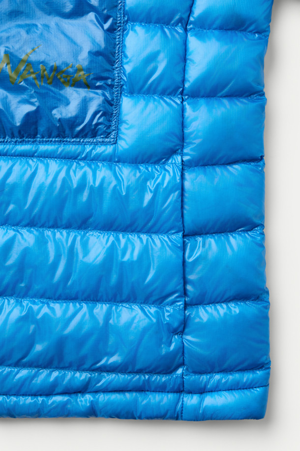 NANGA (난가) 울티라이트 다운 파카 패커블은 겨울철 아웃도어 활동과 여행에 적합한 다운 파카입니다. 블루와 퍼플 두 가지 색상으로 제공되며, 스포티하고 캐주얼한 스타일을 연출합니다. 가볍고 휴대성이 뛰어난 패커블 타입으로, 퀼팅 디테일과 부드러운 촉감이 특징입니다. 레귤러핏에 긴 소매 기장, 집업 여밈 방식으로 제작되었으며, 보온 기능과 안감 다운으로 추운 날씨에도 따뜻함을 유지해 줍니다. 여행룩과 캠핑룩, 미니멀한 스타일을 즐기는 분들께 추천합니다.
