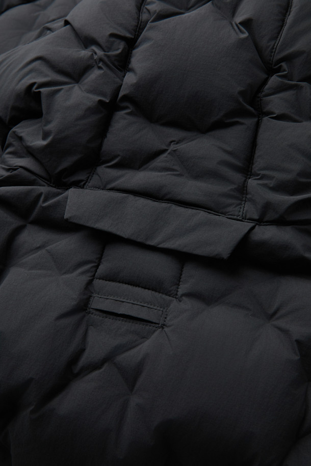 CMF 우븐 다운 후디는 미니멀한 스타일을 추구하는 당신을 위한 겨울철 필수 아이템입니다. 일상과 여행 등 다양한 TPO에 활용 가능하며, X자 구조 직조와 다운팩 없는 구조로 가볍고 편안한 착용감을 선사합니다. 다운 90%, 페더 10% (700FP)의 뛰어난 보온성으로 추운 날씨에도 따뜻함을 유지하며, CMF WOVEN 기술과 다운 본딩 처리로 내구성을 높였습니다. 블랙 컬러의 무지 디자인에 오버핏, 크롭 기장으로 스타일리시함을 더하고, 사선 포켓과 집업 여밈 방식이 실용성을 더합니다.
