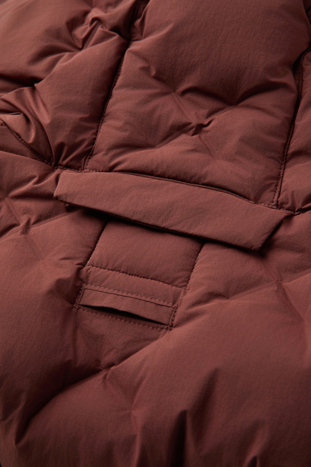 CMF 우븐 다운 후디는 CMF WOVEN 직조 기술을 적용하여 보온성과 내구성을 극대화한 다운 점퍼입니다. 다운 90%, 페더 10% (700FP)의 충전재로 제작되어 가볍고 따뜻하며, 다운 쏠림과 뭉침을 방지하여 쾌적한 착용감을 제공합니다. 오버핏, 크롭 기장으로 트렌디한 스타일을 연출하며, 사선 포켓과 집업 여밈 방식으로 실용성을 더했습니다. 브라운 컬러의 무지 디자인으로, 여행룩, 캠핑룩, 캐주얼, 미니멀, 고프코어 스타일 등 다양한 스타일에 활용하기 좋습니다. 겨울철 데일리 아우터로 추천합니다.
