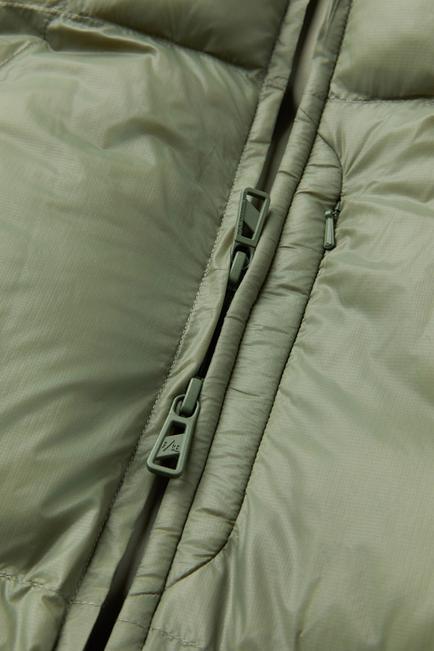 F/CE(에프씨이) 퍼텍스 미니멀 패딩 파카는 남녀 모두 착용 가능한 겨울철 아우터입니다. 카키와 올리브 두 가지 색상으로 출시되었으며, 일상생활과 출근룩에 적합한 미니멀, 클래식, 캐주얼 스타일을 연출할 수 있습니다. PERTEX® QUANTUM 소재, 20데니어 초극세사, 고밀도 직조, PrimaLoft 충전재를 사용하여 가볍고 내구성이 뛰어나며, 뛰어난 보온성을 제공합니다. 집업 방식의 오버핏 크롭 기장으로, 긴 소매 디자인이 특징입니다. 부드러운 촉감과 무지 디자인이 돋보이는 겨울철 필수 아이템입니다.
