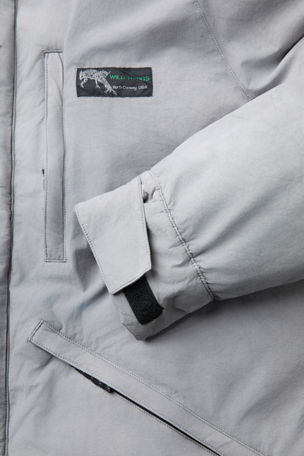 INNAT(인낫) x WILD THINGS(와일드 띵스) 가먼트 다이드 마칼루 다운은 일상과 아웃도어 활동 모두에 적합한 남녀 공용 다운점퍼입니다. 톤 다운된 그레이 컬러와 캐주얼, 아웃도어 스타일을 결합하여 다양한 룩에 활용하기 좋습니다. 면, 나일론 혼방 소재로 제작되었으며, 덕다운 80%, 페더 20% 충전재로 뛰어난 보온성을 제공합니다. 2-WAY 후드, WILD CAT 로고, 게임 포켓 등의 디테일과 피그먼트 염색 가공으로 빈티지한 텍스처를 더했습니다. 스냅버튼 밑단 조절 기능으로 사이즈 조절이 가능하며, 겨울철 여행, 캠핑, 등산 시 따뜻하고 스타일리시하게 연출할 수 있습니다.
