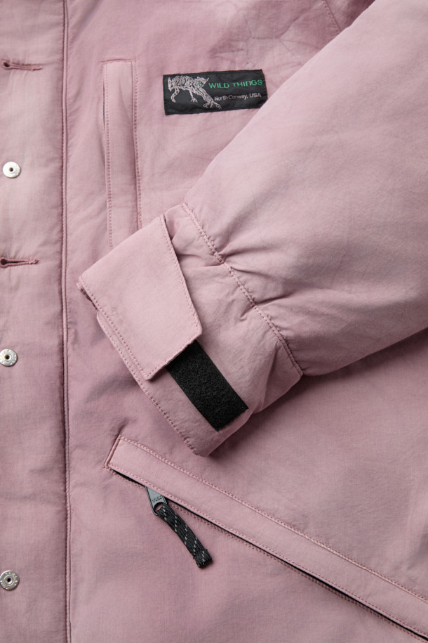 INNAT (이낫) x WILD THINGS (와일드 띵스) 가먼트 다이드 마칼루 다운은 캐주얼과 클래식 스타일을 아우르는 숏패딩입니다. 핑크 컬러의 무지 디자인으로, 겨울철 일상룩과 여행, 캠핑룩에 잘 어울립니다. 오버핏으로 편안한 착용감을 선사하며, 면, 나일론, 덕다운 소재를 사용하여 보온성을 높였습니다. 후드 2-WAY 타입으로 후드 수납이 가능하며, 스냅 버튼으로 길이 조절이 가능합니다. 피그먼트 염색 가공과 빈티지한 텍스처, 브랜드 로고 자수, 게임 포켓 적용이 돋보이는 제품입니다.
