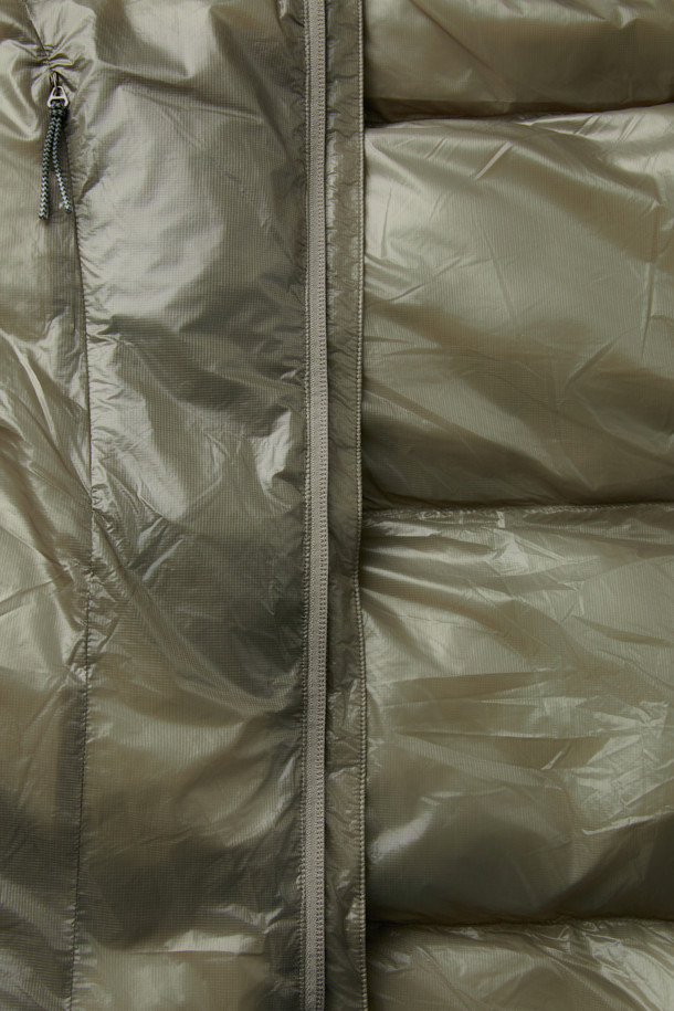 ROA 스무스 다운 재킷은 일상, 아웃도어 활동은 물론 여행, 캠핑, 등산 등 다양한 TPO에 활용 가능한 다운 자켓입니다. 카키와 올리브 두 가지 색상으로 출시되었으며, 스포티, 캐주얼, 고프코어 스타일을 모두 소화할 수 있습니다. 보온, 경량, 방풍 기능은 물론 친환경 충전재 Comfortemp® Ecodown과 재활용 PET 섬유 기반의 소재를 사용하여 기능성과 친환경성을 동시에 잡았습니다. 초경량 27g 마이크로 립스탑 나일론 소재와 부드러운 촉감을 자랑하며, 크롭 기장의 박시핏과 루즈핏으로 편안한 착용감을 선사합니다. 히든 지퍼 포켓, 조절 가능한 후드, 밑단/소매 밴딩 디테일이 돋보이는 숏패딩으로, 겨울철 스타일리시한 연출을 완성해보세요.
