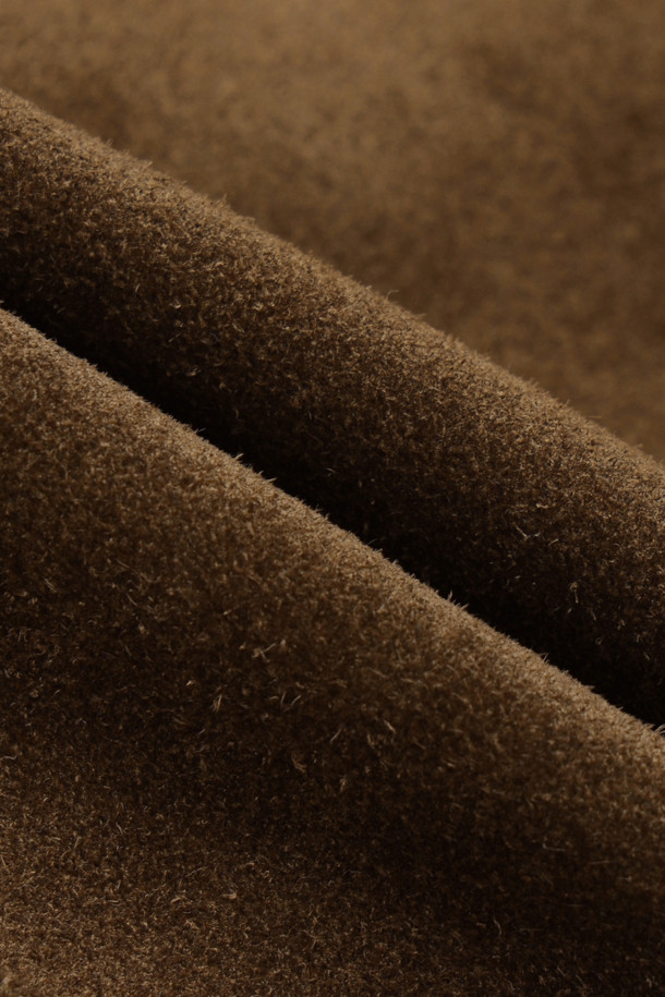 A LEATHER(레더) 스웨이드 트러커 재킷은 클래식하고 우아한 스타일을 연출하는 아우터입니다. 카멜과 블랙 두 가지 색상으로 출시되어, 데이트룩과 모임룩에 잘 어울리는 아이템입니다. 부드러운 촉감의 소가죽 스웨이드 소재로 제작되었으며, 히메지 태닝 및 염색 가죽을 사용하여 자연스러운 에이징을 경험할 수 있습니다. 루즈핏 크롭 기장으로, 미니멀하고 시크한 스타일을 완성하며 레이어드 연출에도 용이합니다. 버튼 여밈 방식의 긴 소매 트러커 재킷으로, 다양한 스타일을 연출해보세요.
