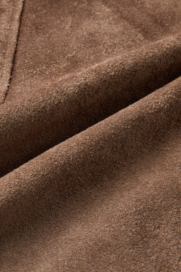 A LEATHER 어워드 재킷은 남성용 아우터로, 가을과 겨울에 착용하기 좋은 두꺼운 두께감의 클래식 스타일 어워드 재킷입니다. 브라운 컬러의 소가죽과 레이온, 면 소재를 사용하여 부드러운 촉감을 선사하며, 긴 소매와 루즈핏으로 편안한 착용감을 제공합니다. 소매 볼륨감과 가죽 립 디테일, 입체적인 실루엣이 특징이며, 데이트룩, 모임룩, 비즈니스 캐주얼에 활용하기 좋습니다. 버튼 여밈 방식과 무지 패턴으로 미니멀하고 시크한 스타일을 연출할 수 있습니다.
