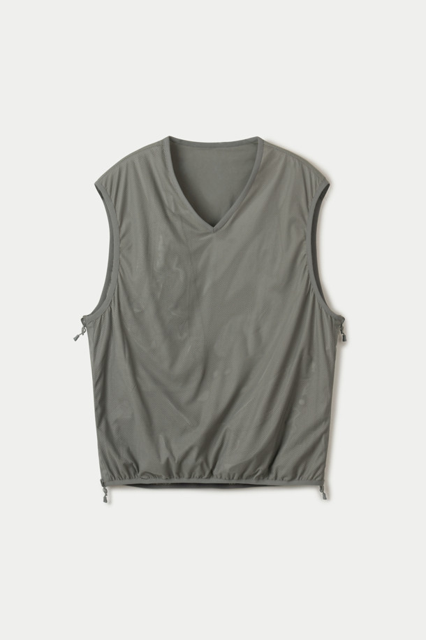 다이와 피어 39 리버시블 필드 베스트는 아웃도어 활동과 일상생활 모두에서 활용 가능한 남성용 베스트입니다. 그레이 컬러의 무지 디자인으로, 봄, 가을에 착용하기 적합하며 밀리터리, 아웃도어 스타일을 연출합니다. 양면 모두 활용 가능한 리버시블 디자인이며, 얇은 두께와 메쉬 안감으로 통기성을 높였습니다. 나일론과 폴리에스터 혼방 소재로 제작되어 내구성이 뛰어나며, 오버핏 실루엣과 브이넥 디자인이 특징입니다. 양쪽 사이드 지퍼와 실용적인 수납공간을 갖춰 여행룩, 캠핑룩, 가을 나들이룩 등 다양한 TPO에 캐주얼, 고프코어, 미니멀 스타일로 활용하기 좋습니다.
