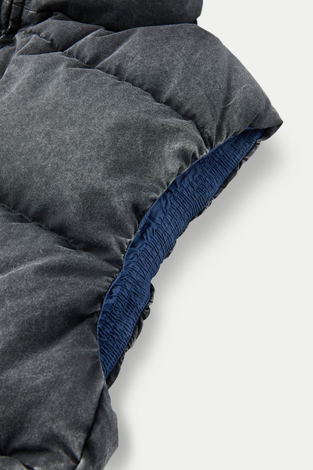 NANGA(난가) 알라야 다운 베스트는 일상생활과 실내외에서 모두 활용 가능한 베이직 스타일의 다운 베스트입니다. 180g의 리사이클 다운 충전재를 사용하여 뛰어난 보온성을 제공하며, 가볍게 착용할 수 있어 편안합니다. 레귤러핏으로 제작되었으며, 무지 디자인의 그레이 컬러로 다양한 출근룩과 여행룩에 미니멀, 캐주얼, 클래식 스타일을 더할 수 있습니다. 집업 스타일로 간편하게 착용 가능하며, 폴리에스터 안감으로 마감되었습니다. 겨울철, 경량 보온을 위한 실용적인 선택입니다.
