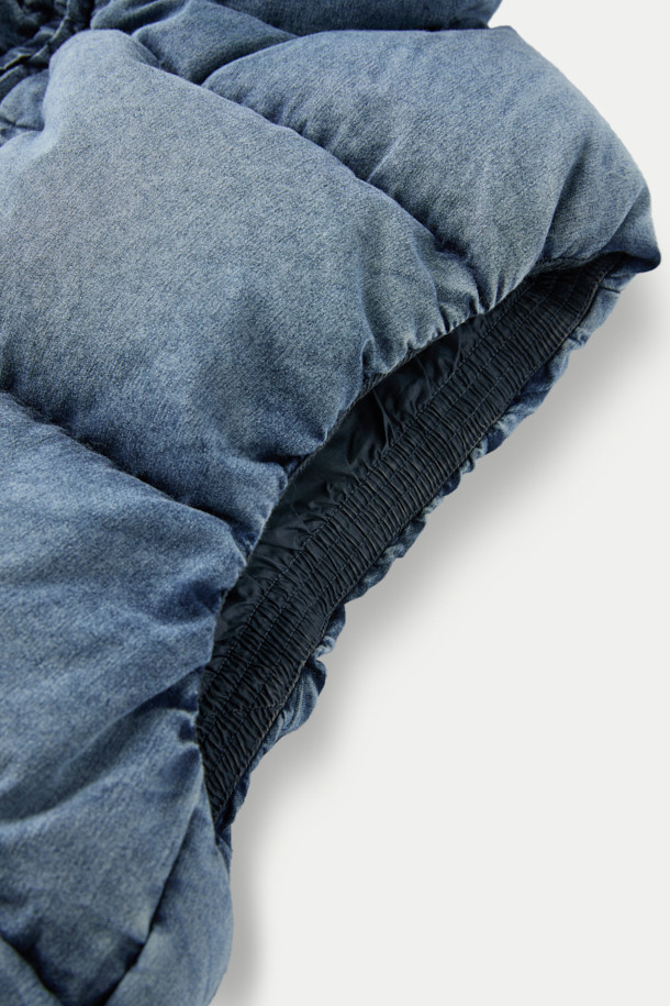 NANGA (난가) 알라야 다운 베스트는 겨울철 보온성을 책임지는 남성용 다운 베스트입니다. 네이비 색상에 무지 디자인으로, 출근룩이나 여행룩 등 다양한 TPO에 활용하기 좋습니다. 180g 리사이클 다운 충전재를 사용하여 가볍지만 뛰어난 보온성을 제공하며, 부드러운 촉감의 폴리에스터 안감으로 편안한 착용감을 선사합니다. 집업 스타일의 레귤러핏으로 미니멀, 클래식, 캐주얼 등 어떤 스타일에도 잘 어울립니다. 일상과 실내외 활동 모두에서 활용 가능한 실용적인 아이템입니다.
