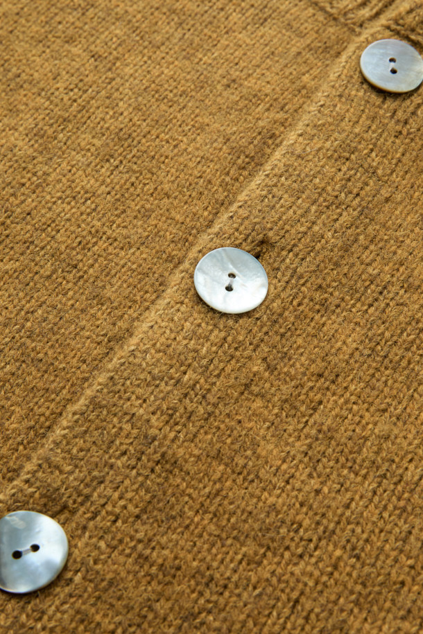 MIDTHINGS(미드띵스) 버드 패치 가디건은 가을, 겨울 시즌에 어울리는 여성 상의 니트/스웨터입니다. 머스타드와 브라운 두 가지 색상으로 만나볼 수 있으며, 캐주얼하고 베이직한 스타일을 연출합니다. 울과 코튼 혼방 소재로 제작되어 따뜻하고 포근하며, 루즈핏과 크롭 기장으로 편안한 착용감을 선사합니다. 엄지 홀 디테일과 볼륨감 있는 소매, 천연 조개 버튼, 패치 디자인이 돋보이며, 데이트룩, 모임룩, 캐주얼, 클래식, 미니멀 스타일 모두 소화 가능합니다.
