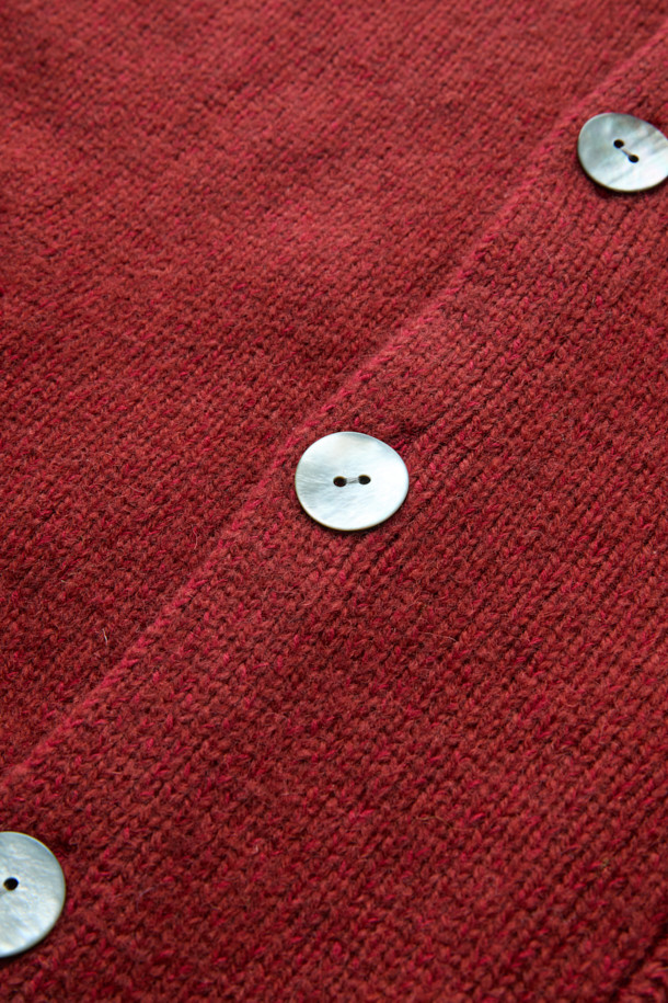 MIDTHINGS(미드띵스) 버드 패치 가디건은 가을, 겨울 시즌에 어울리는 루즈핏 니트 가디건입니다. 울과 코튼 혼방 소재로 제작되어 두께감이 느껴지며, 까끌거리는 촉감이 특징입니다. 라운드넥 디자인에 엄지홀 디테일, 볼륨감 있는 소매가 돋보이며, 천연 조개 버튼과 짧은 기장감으로 클래식하고 페미닌한 무드를 연출합니다. 버건디와 레드의 두 가지 색상으로 출시되어 데이트룩, 모임룩, 연말 모임룩 등 다양한 TPO에 활용 가능하며, 미니멀, 캐주얼 스타일을 즐겨 입는 분들께 추천합니다.
