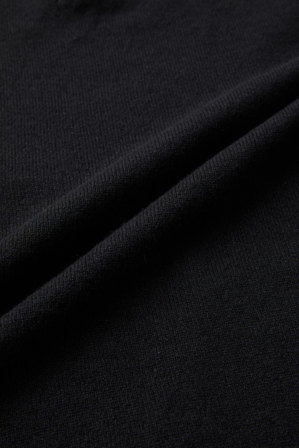 CHIAHUNG SU (치아홍 수) 핸드 다이드 캐시미어 터틀넥은 부드러운 촉감의 캐시미어 소재로 제작되어 가을, 겨울 시즌에 따뜻함을 선사합니다. 블랙 컬러의 무지 디자인으로 모던하고 미니멀한 스타일을 연출하며, 핸드 다잉 기법으로 섬세함을 더했습니다. 출근룩, 오피스룩, 모임룩 등 다양한 TPO에 활용 가능하며, 클래식, 미니멀, 시크한 스타일을 완성합니다. 긴 소매와 터틀넥 디자인은 세련된 분위기를 자아냅니다.
