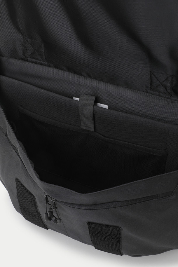 CMF 메신저 백은 테크니컬 및 밀리터리 스타일을 기반으로, 출근룩과 캐주얼, 미니멀 스타일을 추구하는 남성 고객에게 적합한 가방입니다. 블랙 색상의 무지 디자인, 미디엄 사이즈의 나일론 소재로 제작되었으며, 15.6인치 PC 수납이 가능하여 실용성을 높였습니다. 방수 기능과 경량 설계로 일상 및 아웃도어 활동에 적합하며, ITW NEXUS COBRA 버클과 DURAFLEX 버클을 사용하여 견고함과 스타일을 동시에 잡았습니다. 3점 벨트 시스템, PK in PK 포켓, 매거진 포켓 등의 특징을 갖춘 사각 형태의 메신저 백입니다.
