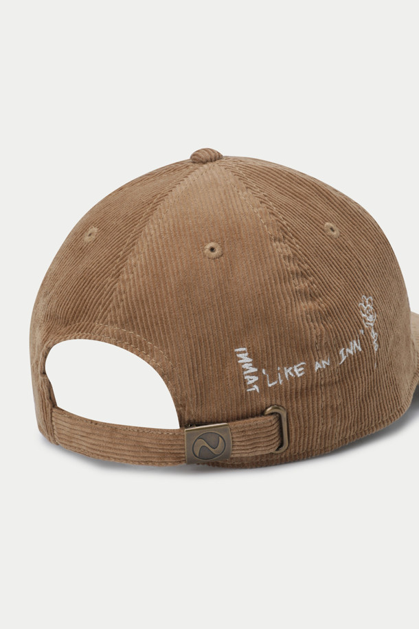 INNAT(인낫) 자수 캡은 브라운 컬러의 베이스볼 캡으로, 캐주얼, 미니멀, 클래식 스타일을 즐기는 분들을 위한 아이템입니다. 봄, 여름, 가을 계절에 착용하기 좋으며, 코듀로이와 면 혼방 소재로 제작되어 편안한 착용감을 선사합니다. 캡 측면에는 브랜드 모토 자수와 "PEACE BEGINS WITH A SMILE", "LIKE AN INN" 문구가 섬세하게 수놓아져 포인트를 더합니다. 동네 마실룩, 산책룩, 여행룩 등 다양한 TPO에 활용하여 스타일리시함을 연출해보세요.
