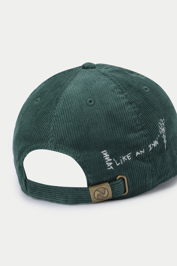 'INNAT' 자수 캡 모자입니다. 부드러운 코듀로이 소재로 제작되어 봄, 여름, 가을 계절에 착용하기 좋으며, 캐주얼, 미니멀, 클래식 스타일을 연출하기에 적합합니다. 캡 측면에는 브랜드 모토 문구가 자수 처리되어 있으며, 일상, 산책, 여행 등 다양한 TPO에 활용할 수 있습니다. 그린 컬러의 무지 디자인으로 어떤 옷에도 매치하기 쉬운 베이직한 아이템입니다. 편안한 착용감과 스타일리시한 디자인을 동시에 갖춘 베이스볼 캡입니다.
