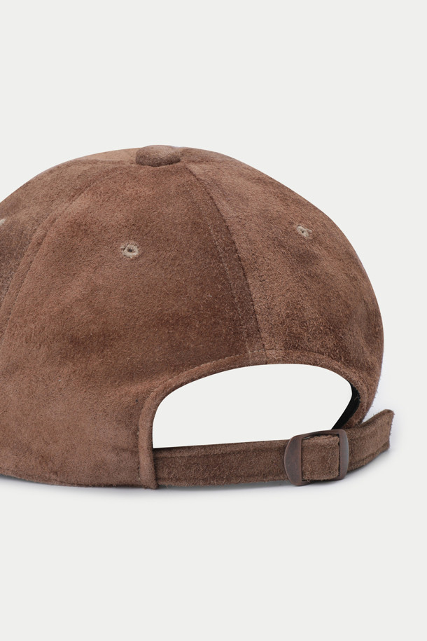 부드러운 촉감의 가죽 소재로 제작된 A 레더 베이스볼 캡입니다. 브라운 컬러의 무지 디자인으로, 캐주얼, 클래식, 미니멀 스타일을 모두 소화할 수 있습니다. 넉넉한 깊이감과 중간 챙 넓이로 편안한 착용감을 선사하며, 데일리룩 또는 산책룩에 잘 어울립니다. 핸드메이드 및 수작업으로 제작되어 높은 퀄리티를 자랑합니다. 사계절 내내 활용 가능한 실용적인 아이템입니다.
