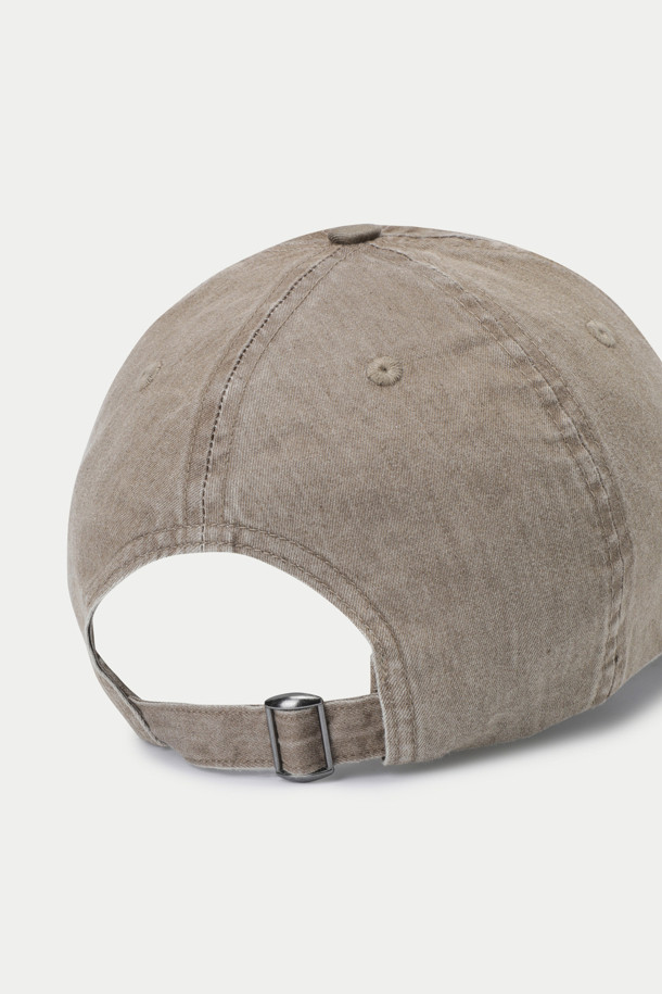 우드버드 코어 워시드 캡은 부드러운 면 소재로 제작되어 편안한 착용감을 선사합니다. 베이지 컬러에 로고 자수, 아일렛, 백스트랩이 디자인되어 캐주얼, 미니멀, 클래식 스타일을 연출하기 좋습니다. 워싱 가공으로 빈티지한 감성을 더했으며, 사이즈 조절 기능과 통기성을 갖춰 봄, 여름, 가을 일상, 산책, 여행 등 다양한 TPO에 활용하기 좋습니다. 이염에 주의하여 단독 세탁하는 것을 권장합니다.
