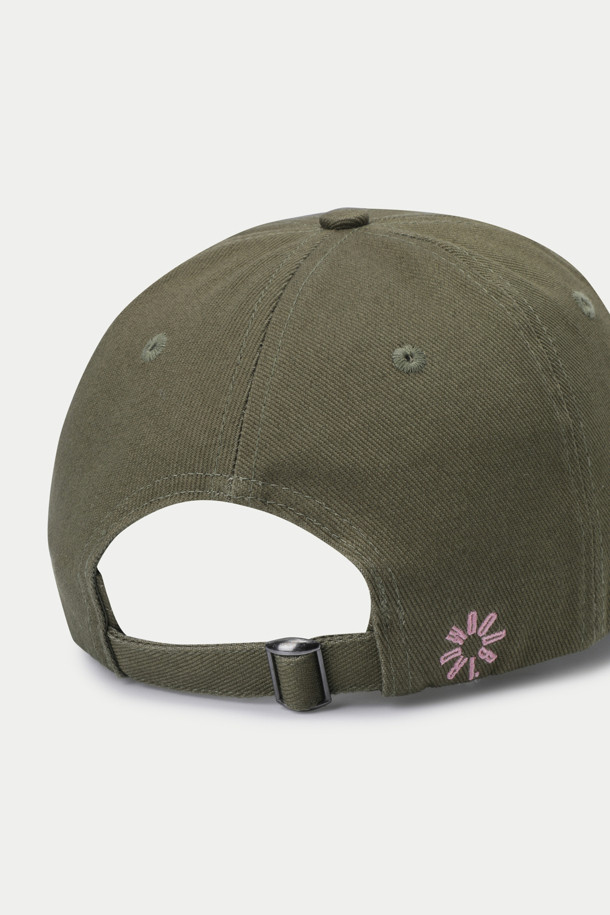 우드버드 챔프 홈 캡은 캐주얼, 미니멀, 스트리트 스타일을 즐기는 분들을 위한 모자입니다. 면 소재로 제작되어 봄, 여름, 가을 계절에 착용하기 좋으며, 일상복과 잘 어울립니다. 카키와 핑크 두 가지 색상으로 출시되었으며, 챙이 일반적인 깊이의 캡입니다. 전면부 핑크색 레터링 자수와 아일렛, 백스트랩 디자인이 특징이며, 사이즈 조절이 가능하고 통기성이 좋습니다. 동네 마실룩, 산책룩, 여행룩에 포인트를 더해보세요.
