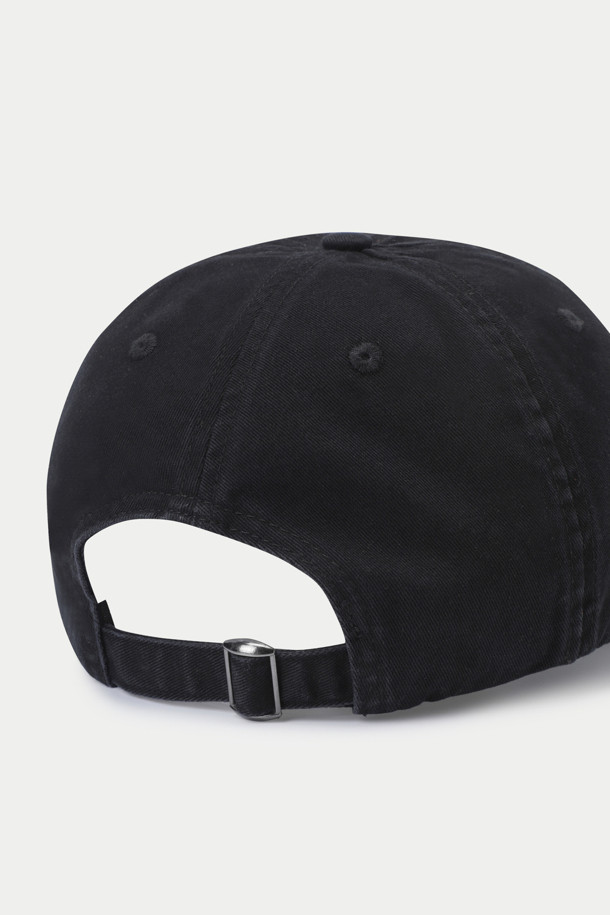 WOODBIRD(우드버드) Core Base 캡은 심플하고 절제된 디자인이 돋보이는 공용 캡입니다. 블랙 컬러의 면 소재로 제작되어 부드러운 촉감을 선사하며, 봄, 여름, 가을 시즌에 착용하기 좋습니다. 미니멀한 실루엣에 로고 자수, 아일렛, 백스트랩 디테일이 더해져 캐주얼, 미니멀, 클래식 스타일을 완성합니다. 동네 마실룩, 산책룩 등 일상과 캐주얼한 스타일에 부담 없이 매치하여 활용할 수 있습니다. 사이즈 조절이 가능하며 통기성이 우수하여 쾌적하게 착용할 수 있습니다.
