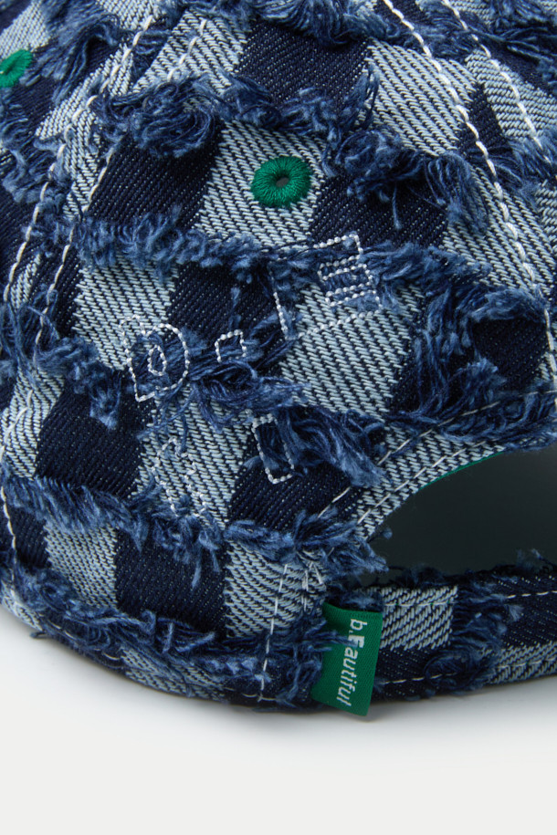 B.EAUTIFUL(뷰티풀) Vapor(베이퍼) 6 패널 햇은 데님과 블루 컬러로 제공되는 공용 모자입니다. 봄, 여름, 가을 계절에 착용하기 좋으며, 면 소재로 제작되어 편안한 착용감을 선사합니다. 로우 크라운 모자 깊이에 일반 챙 넓이, 체커보드와 로고 패턴이 특징이며, 스티치 자수 디자인이 돋보입니다. 벨크로 스트랩으로 사이즈 조절이 용이하며, 언스트럭처드 핏으로 캐주얼, 미니멀, 클래식 스타일을 연출하여 산책룩, 여행룩에 활용하기 좋습니다.
