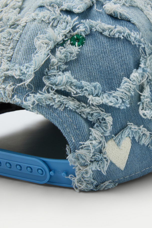 B.EAUTIFUL b.E 햇은 캐주얼, 스트리트, 미니멀 스타일을 소화하는 공용 스냅백입니다. 데님 소재에 로고 자수 디자인이 돋보이며, 블루와 화이트 두 가지 색상으로 출시되었습니다. 봄, 여름, 가을 시즌에 착용하기 좋으며, 여행이나 산책 시 편안하게 연출할 수 있습니다. 미드 크라운 모자 깊이와 스터럭처드 핏으로 안정감 있는 착용감을 제공하며, 사이즈 조절 기능으로 더욱 편리합니다.
