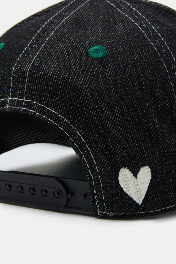 B.EAUTIFUL b.E 햇은 캐주얼, 스트리트, 미니멀 스타일을 즐겨 입는 남녀 공용 모자입니다. 봄, 여름, 가을 시즌에 착용하기 좋으며, 블랙 컬러의 면 소재로 제작되었습니다. 미드 크라운 모자 깊이에 스냅백 스트랩으로 사이즈 조절이 용이하며, 앞면, 옆면, 뒷면에 자수 디테일이 돋보입니다. 구조화된 핏으로 디자인되어 편안한 착용감을 선사합니다.
