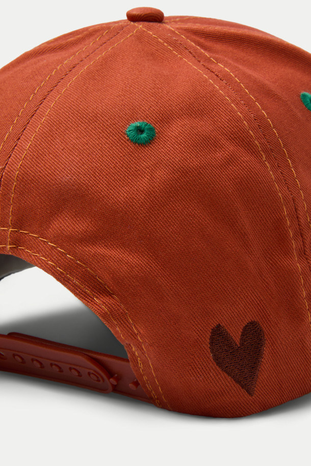 B.EAUTIFUL b.E 햇은 캐주얼, 스트리트, 미니멀 스타일을 즐기는 분들을 위한 모자입니다. 봄, 여름, 가을 시즌에 착용하기 좋으며, 여행룩, 캠핑룩 등 다양한 TPO에 활용할 수 있습니다. 오렌지, 브라운 두 가지 색상으로 제공되며, 면 소재로 제작되어 편안한 착용감을 선사합니다. 미드 크라운 모자 깊이와 스냅백 스트랩으로 사이즈 조절이 가능합니다. 앞면, 옆면, 뒷면에 자수 디테일이 돋보이며, 스터럭처드 핏으로 스타일리시함을 더했습니다.
