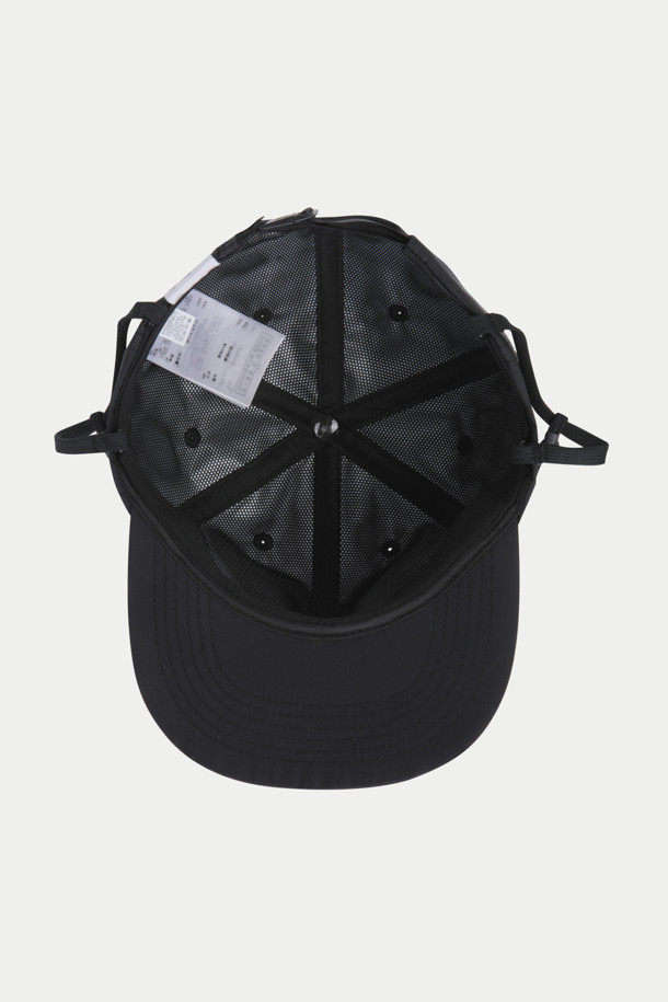 다이와 피어 39 고어텍스 윈드스토퍼 테크 6패널 캡은 일상, 피싱, 아웃도어 활동에 적합한 모자입니다. 블랙 색상의 무지 디자인으로, 사계절 내내 착용 가능하며, 부드러운 촉감의 나일론과 고어텍스 소재를 사용하여 제작되었습니다. 방풍, 통기성, 발수 기능과 사이즈 조절이 가능한 어드저스터 및 스트랩 디테일이 특징입니다. 메쉬 안감과 GORE-TEX WINDSTOPPER® 소재를 사용하여 기능성을 높였으며, 클래식한 디자인으로 다양한 스타일 연출이 가능합니다. 산책룩, 여행룩, 등산룩 등 캐주얼, 클래식, 고프코어 스타일을 즐기는 분들께 추천합니다.
