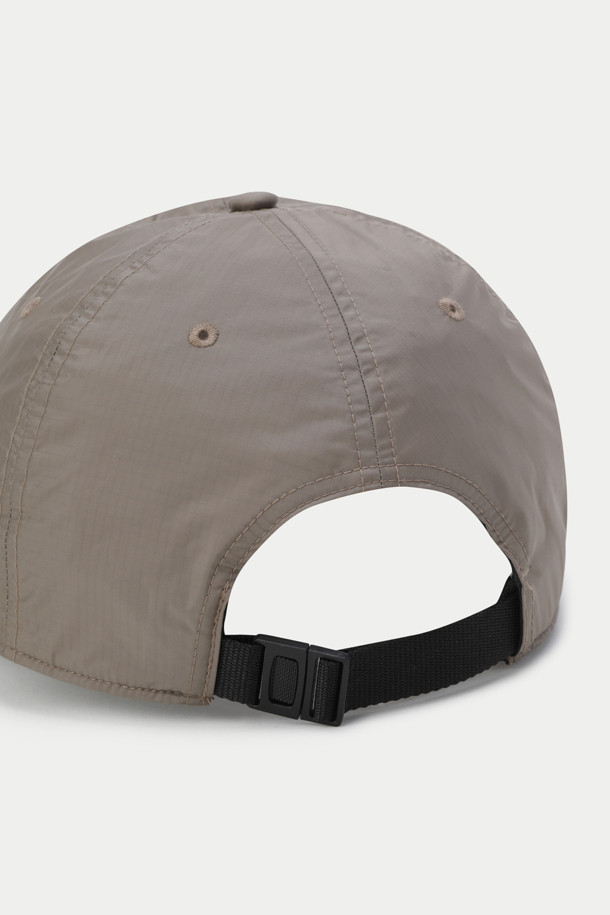 낭가 47 오로라 텍스 캡은 야외활동과 일상 모두에 적합한 남녀 공용 모자입니다. 베이지, 그레이 두 가지 색상으로 출시되었으며, 깊은 모자 깊이와 부드러운 촉감이 특징입니다. 방수, 투습, 경량, 통기 기능을 갖춘 오로라 텍스 소재를 사용하여 사계절 내내 편안하게 착용할 수 있습니다. 6패널 구조와 클래식, 심플한 디자인에 로고, 아이렛, 파이핑 디테일이 더해져 캐주얼, 클래식, 미니멀 스타일을 연출하기 좋습니다. 산책, 여행, 등산 등 다양한 TPO에 활용할 수 있는 활용도 높은 캡모자입니다.
