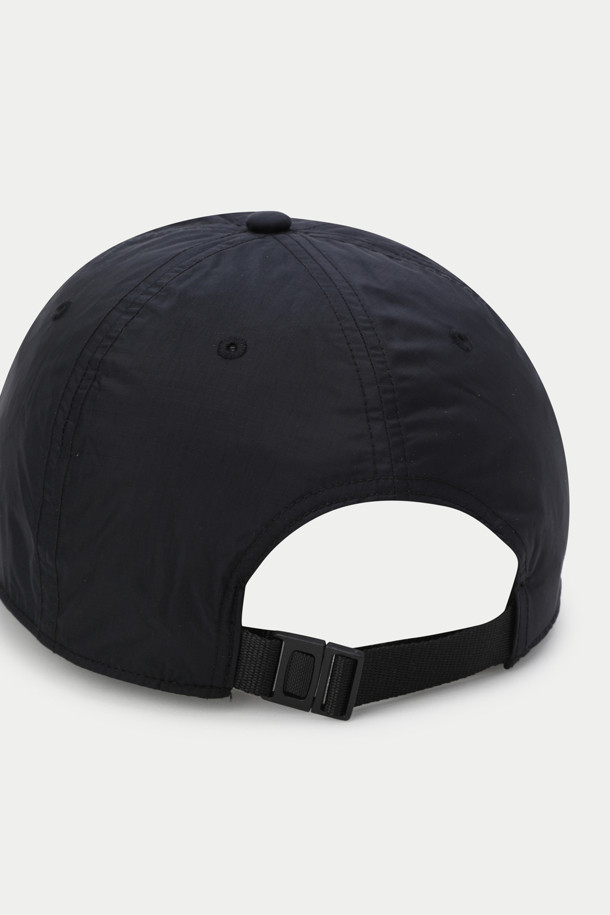 낭가 47 오로라 텍스 캡은 야외 활동과 일상에서 활용하기 좋은 캡모자입니다. 블랙 색상으로 출시되었으며, 깊은 크라운 디자인과 부드러운 촉감이 특징입니다. 나일론, 폴리우레탄 소재를 사용하여 방수, 투습, 경량, 내구성, 통기성 기능을 갖췄습니다. 6패널 구조, 스웻밴드, 파이핑, 47 로고 디테일로 디자인의 완성도를 높였습니다. 산책룩, 여행룩, 등산룩 등 다양한 TPO에 캐주얼, 스포티, 고프코어 스타일로 연출할 수 있는 캡모자입니다.
