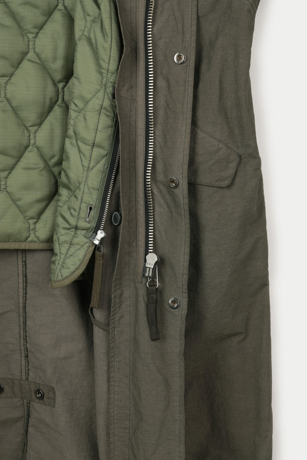 다잉 모즈코트는 밀리터리 스타일과 미니멀한 디자인을 결합한 아우터입니다. 가을, 겨울 시즌에 어울리는 두꺼운 두께감으로 보온성을 높였으며, 부드러운 촉감이 특징입니다. 카키와 올리브 두 가지 색상으로 출시되었으며, 탈부착 가능한 후드와 퀼팅 내피를 포함하여 실용성을 더했습니다. 가먼트 다잉 가공과 피치 가공을 통해 은은한 멋을 더했고, 세미 오버핏으로 편안한 착용감을 선사합니다. 출근룩, 미니멀, 클래식, 워크웨어 스타일을 즐겨 입는 분들께 추천합니다.
