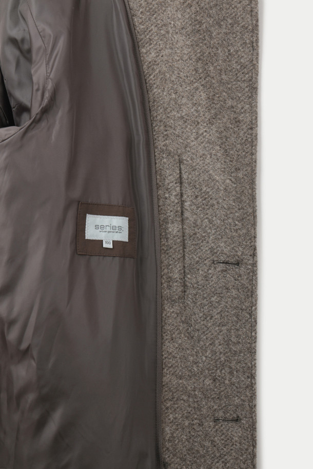 세련된 남성분들을 위한 울저지 후드패널 코트입니다. 이탈리아 LANIFICIO ROMA 원단을 사용하여 고급스러움을 더했으며, 부드러운 촉감과 두꺼운 두께로 뛰어난 보온성을 자랑합니다. 탈부착 가능한 후드와 네오프렌 본딩, 스트레치성이 더해져 편안한 착용감을 선사합니다. 무릎 기장의 세미오버핏 또는 루즈핏으로, 그레이 및 멜란지 컬러의 무지 패턴이 미니멀하고 모던한 스타일을 연출합니다. 출근룩, 비즈니스 캐주얼, 모임룩 등 다양한 TPO에 클래식, 미니멀, 시크한 무드로 활용하기 좋습니다.
