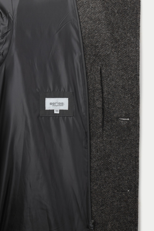 세련된 "울저지 후드패널 코트"를 소개합니다. 부드러운 울, 폴리에스터, 아크릴, 나일론 혼방 소재로 제작되어 포근하고 편안한 착용감을 선사합니다. 탈부착 가능한 후드와 네오프렌 본딩 디테일이 돋보이며, 투톤 멜란지 컬러가 세련된 분위기를 더합니다. 세미 오버핏 또는 루즈핏으로, 출근룩과 모임룩 모두에 활용 가능하며 미니멀, 클래식, 캐주얼 스타일을 연출하기 좋습니다. 무릎 기장의 긴 소매, 싱글 버튼 여밈 방식으로 간결하면서도 멋스러운 스타일을 완성해보세요.
