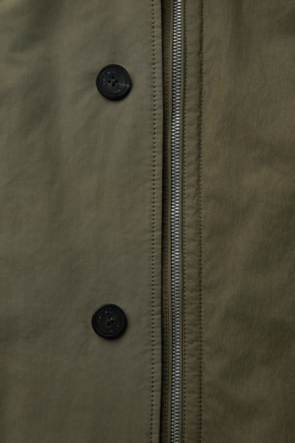 멕켄지 구스코트는 미니멀하고 베이직한 스타일의 겨울용 아우터입니다. 카키와 올리브 두 가지 색상으로 출시되었으며, 무릎 기장의 무지 디자인이 특징입니다. 고밀도 원단과 구스다운 충전재를 사용하여 보온성을 높였으며, 탈부착 가능한 베스트 패널과 양털 넥으로 다양한 스타일 연출이 가능합니다. 레귤러핏과 세미오버핏 두 가지 핏으로 제공되며, 지퍼와 히든 버튼으로 여밈 방식을 더했습니다. 출근룩과 여행룩에 모두 활용하기 좋은, 부드러운 촉감의 구스다운 코트입니다.
