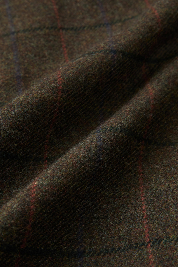 Mallalieus(말리아우스) 체크 뉴레귤러 재킷은 영국 Mallalieus(말리아우스) 社의 트위드 소재를 사용하여 제작되어 뛰어난 내구성과 보온성을 자랑합니다. 부드러운 촉감의 울 소재와 컴포트핏으로 편안한 착용감을 선사하며, 간절기와 겨울철에 활용하기 좋습니다. 클래식과 캐주얼 스타일을 모두 아우르는 디자인으로, 출근룩, 비즈니스 캐주얼, 모임룩 등 다양한 때와 장소와 목적에 활용할 수 있습니다. 브라운 컬러의 체크 패턴, 긴 소매, 싱글 버튼 여밈 방식, 패치 포켓, 2버튼 디테일이 돋보입니다.