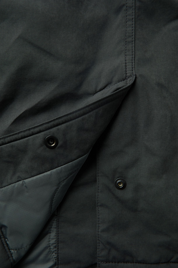 베노 올메텍스는 캐주얼, 미니멀, 클래식 스타일을 아우르는 공용 점퍼형 재킷입니다. 가을, 겨울 시즌에 적합하며, 일상 및 캐주얼 용도로 활용하기 좋습니다. 블랙 컬러의 무지 디자인으로 밀리터리 스타일의 무드를 연출합니다. 루즈핏으로 편안한 착용감을 선사하며, 지퍼와 스냅으로 여밈 방식을 갖췄습니다. 이탈리아 OLMETEX S.P.A 원단을 사용하여 부드러운 촉감을 자랑하며, 탈부착 가능한 이너 베스트와 3M 신슐레이트 충전재로 보온성을 높였습니다. 방수 기능과 내구성을 갖춰 출근룩, 여행룩 등 다양한 TPO에 활용 가능합니다.
