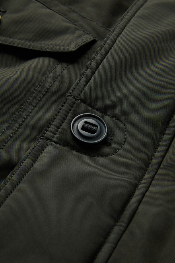 빈티지 무드를 더한 양털 카라 다운 재킷입니다. 넉넉한 루즈핏으로 편안한 착용감을 선사하며, 탈부착 가능한 양털 패널이 보온성을 높여줍니다. 소매 안쪽 니트 바람막이 디테일과 구조적인 실루엣이 특징이며, 다양한 이너 레이어링으로 스타일 연출이 용이합니다. 두꺼운 두께감과 부드러운 촉감의 폴리에스테르, 양모 혼방 소재로 제작되어 겨울철에도 따뜻하게 착용할 수 있습니다. 캐주얼, 미니멀, 클래식 등 어떤 스타일에도 잘 어울리는 블랙 컬러의 다운 재킷입니다.
