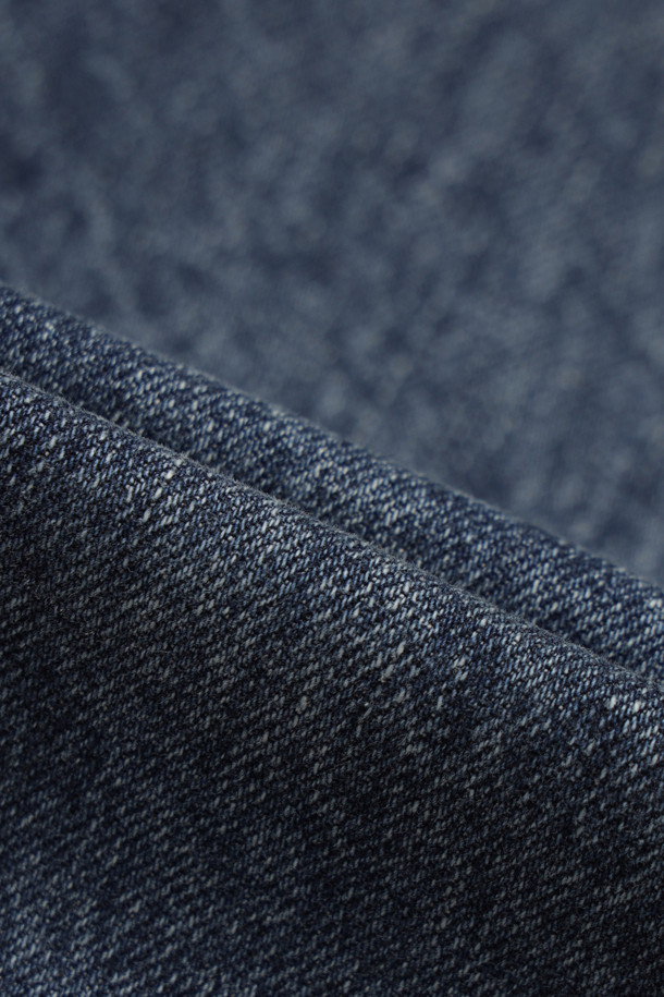 중청 릴렉스 데님팬츠는 캐주얼과 포멀 스타일을 모두 아우르는 사계절용 긴 바지입니다. 스트레치 데님 소재로 제작되어 편안한 착용감을 제공하며, 빈티지 워싱으로 트렌디한 멋을 더했습니다. 면 97%와 폴리우레탄 3% 혼방으로 제작되어 활동성을 높였으며, 릴랙스핏으로 편안한 착용감을 선사합니다. 켄톤 단추와 지퍼, 더블 스티치 보강으로 내구성을 높여 데이트룩, 쇼핑룩 등 다양한 TPO에 활용하기 좋습니다.
