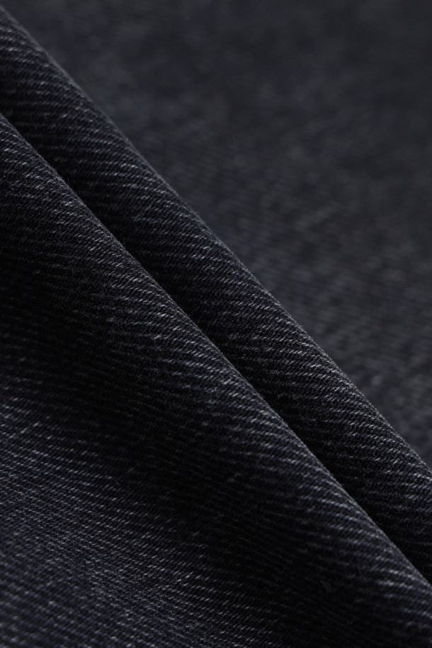 다이마루 블랙 워싱 릴렉스 데님팬츠는 캐주얼과 포멀 스타일을 모두 소화할 수 있는 데님 팬츠입니다. 스트레치 데님 소재로 제작되어 편안한 착용감을 선사하며, 빈티지 워싱으로 자연스러운 멋을 더했습니다. 켄톤 단추와 지퍼 여밈 디테일, 더블 스티치 보강으로 튼튼한 내구성을 자랑합니다. 허벅지부터 밑단까지 자연스럽게 좁아지는 릴랙스 핏으로, 다리가 길어 보이는 효과를 줍니다. 사계절 내내 활용 가능한 블랙 컬러의 긴 바지로, 다양한 스타일을 연출해보세요.
