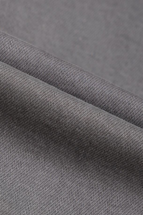 딥 컬러 다잉 스트레이트 데님 팬츠는 가먼트 다잉 기법을 사용하여 깊이 있는 네이비 컬러를 표현한 데님 팬츠입니다. 스트레치 데님 소재로 제작되어 편안한 착용감을 제공하며, 캐주얼 및 포멀 스타일 모두 소화 가능한 활용도를 자랑합니다. 켄톤 단추와 지퍼, 더블 스티치 보강으로 내구성을 높였으며, 스트레이트 핏으로 깔끔한 실루엣을 연출합니다. 비즈니스 캐주얼 및 출근룩에 적합하며, 미니멀하고 클래식한 스타일을 선호하는 분들께 추천합니다. 반드시 단독 세탁하여 관리하십시오.
