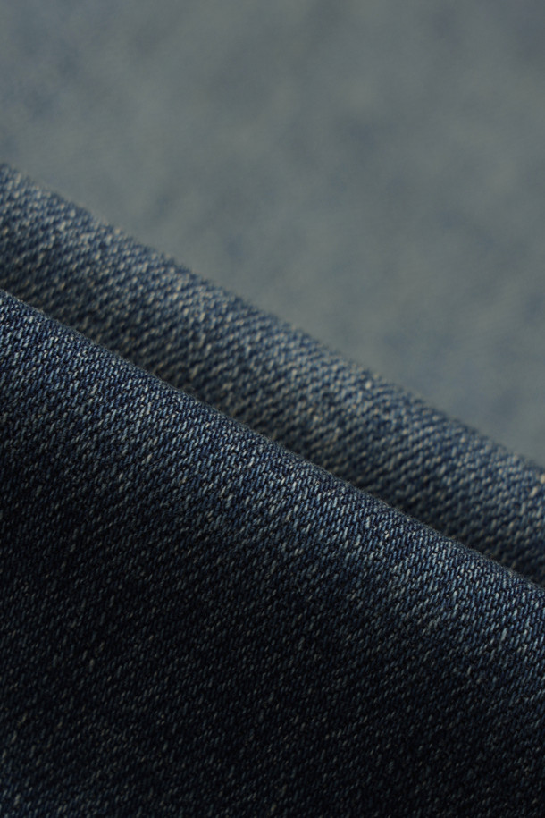 중청 루즈 스트레이트 데님 팬츠는 캐주얼과 빈티지 스타일을 모두 아우르는 매력적인 데님 팬츠입니다. 사계절 내내 활용 가능한 긴 기장의 바지로, 넉넉한 루즈핏과 스트레이트 핏이 편안하면서도 트렌디한 실루엣을 연출합니다. 중청 컬러에 워싱 디테일이 더해져 빈티지한 무드를 강조하며, 스트레치 데님 소재로 제작되어 활동성을 높였습니다. 브러쉬 워싱, 캣 워싱, 켄톤 단추, 더블 스티치 보강, 벨트고리 테이프 보강 등 섬세한 디테일이 돋보입니다. 데이트룩, 쇼핑룩 등 다양한 상황에 맞춰 캐주얼하거나 클래식하게 스타일링할 수 있습니다.
