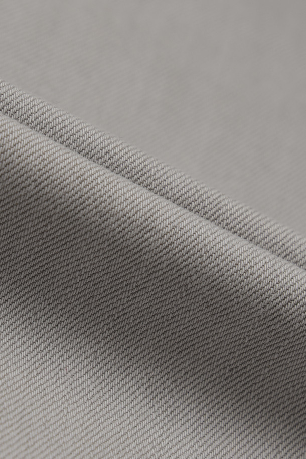 더티크림 루즈스트레이트 데님 팬츠는 오일 워싱 가공을 통해 빈티지한 멋을 살린 그레이 컬러 데님 팬츠입니다. 데이트룩, 쇼핑룩에 어울리는 캐주얼, 클래식, 미니멀 스타일로 연출하기 좋습니다. 면과 폴리우레탄 혼방의 신축성 있는 스트레치 소재로 편안한 착용감을 제공하며, 루즈핏과 스트레이트핏으로 디자인되어 어떤 체형에도 잘 어울립니다. 켄톤 단추와 지퍼, 더블 스티치 보강으로 튼튼하게 제작되어 오랫동안 착용할 수 있습니다.
