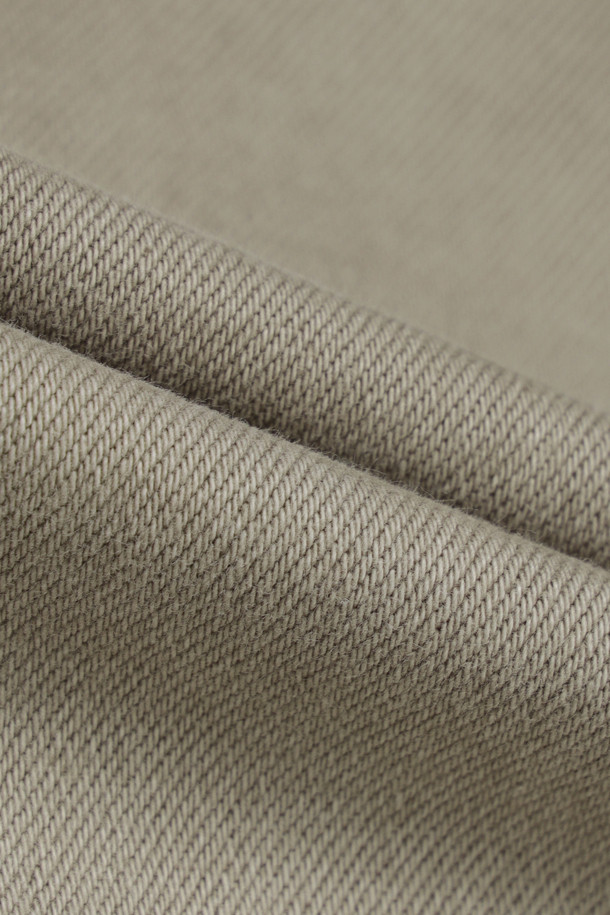 본딩 이중지 다잉 루즈스트레이트 데님팬츠는 캐주얼과 포멀 스타일을 넘나드는 활용도 높은 데님 팬츠입니다. 가먼트 다잉 기법으로 은은한 색감과 빈티지한 멋을 살렸으며, 스트레치 데님 소재와 본딩 이중지 원단을 사용하여 편안한 착용감을 선사합니다. 루즈핏과 스트레이트 핏으로 체형 커버는 물론, 트렌디한 스타일 연출도 용이합니다. 켄톤 단추와 지퍼, 더블 스티치 보강으로 내구성을 높였으며, 비즈니스 캐주얼 및 출근룩에도 잘 어울립니다.
