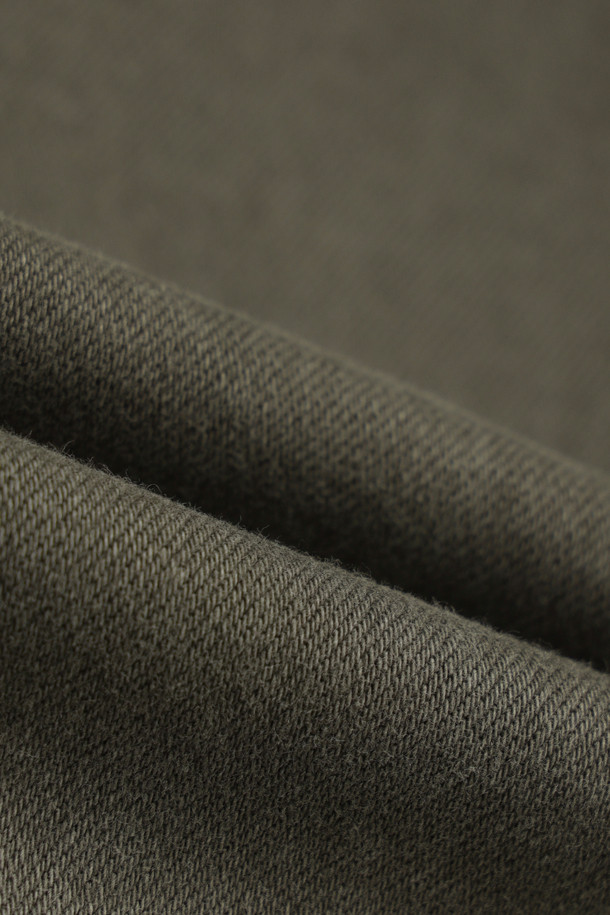 본딩 이중지 다잉 루즈스트레이트 데님팬츠는 가을, 겨울 시즌에 어울리는 데님팬츠입니다. 캐주얼, 클래식, 미니멀 스타일을 모두 소화할 수 있으며, 출근룩이나 모임룩으로 활용하기 좋습니다. 카키 색상의 무지 패턴으로 제작되었으며, 두꺼운 두께감의 본딩 이중지 원단을 사용하여 보온성을 높였습니다. 루즈핏과 스트레이트 핏으로 편안한 착용감을 선사하며, 가먼트 다잉 처리로 자연스러운 색감을 표현했습니다. 켄톤 단추와 지퍼, 더블 스티치 보강으로 내구성을 높였으며, 이염에 주의하여 단독 세탁하는 것을 권장합니다.
