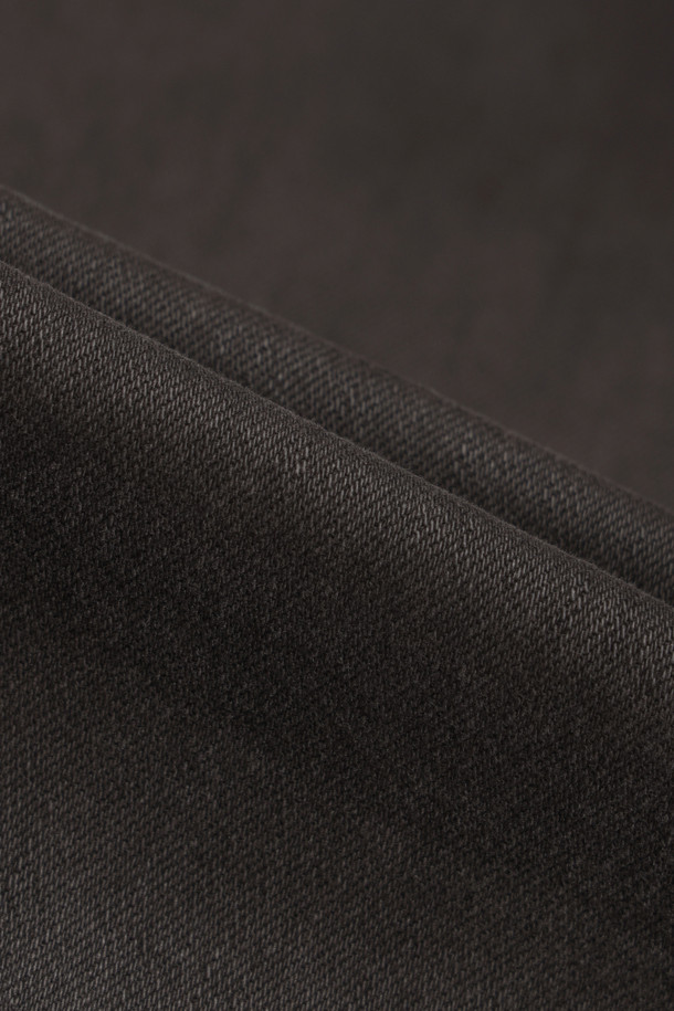 컬러다잉 릴렉스 데님팬츠는 가먼트 다잉 기법으로 제작되어 자연스러운 컬러감과 빈티지한 매력을 선사합니다. 스트레치 데님 소재로 제작되어 편안한 착용감을 제공하며, 릴랙스핏으로 활동성을 높였습니다. 허벅지부터 밑단까지 자연스럽게 좁아지는 실루엣으로 다리가 길어 보이는 효과를 줍니다. 켄톤 단추와 지퍼, 더블 스티치 보강으로 내구성을 높였으며, 캐주얼, 포멀 스타일 모두 소화 가능합니다. 단독 세탁을 권장하며, 이염에 주의하여 관리하십시오.
