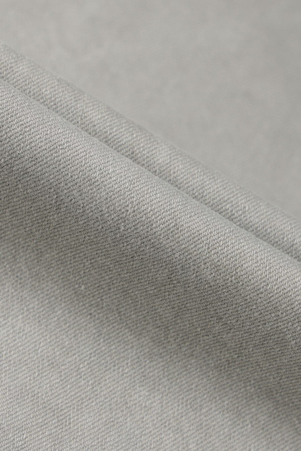 컬러다잉 릴렉스 데님팬츠는 가먼트 다잉 기법을 적용하여 은은하고 자연스러운 색감을 자랑하는 데님 팬츠입니다. 부드러운 스트레치 데님 소재로 제작되어 편안한 착용감을 선사하며, 릴렉스핏으로 활동성을 높였습니다. 허벅지부터 밑단까지 자연스럽게 좁아지는 실루엣으로 캐주얼부터 포멀까지 다양한 스타일을 연출할 수 있습니다. 켄톤 단추와 지퍼를 사용하여 튼튼하게 제작되었으며, 더블 스티치 보강으로 내구성을 더했습니다. 세탁 시에는 변색을 방지하기 위해 단독 세탁을 권장합니다.
