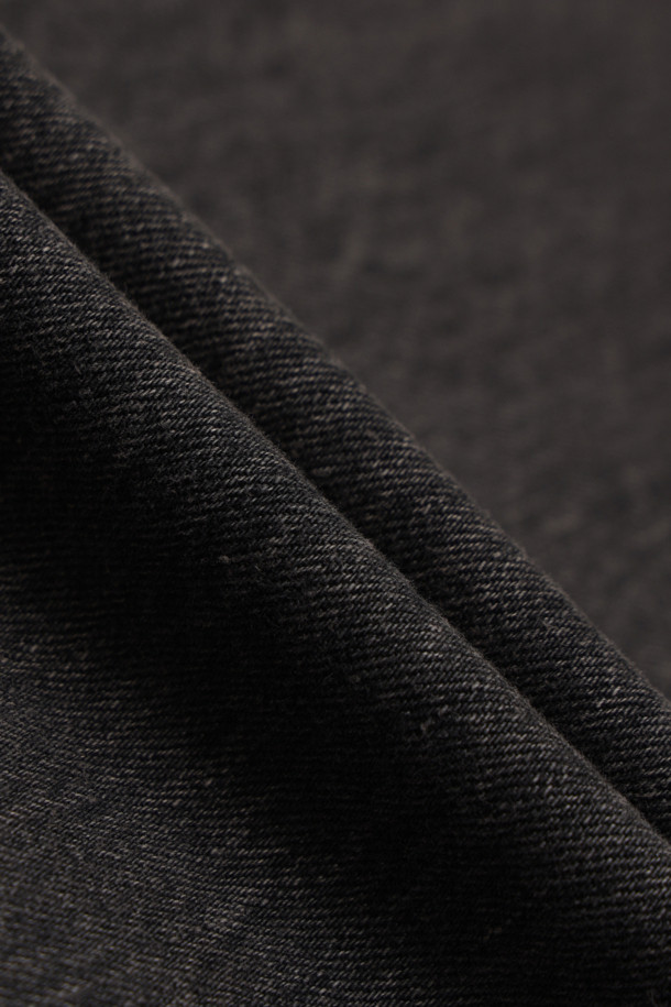 무심한 듯 세련된 스타일을 연출하는 원 턱 워싱 벌룬 데님 팬츠입니다. 부드러운 면 소재로 제작되어 편안한 착용감을 선사하며, 빈티지 워싱 디테일이 은은한 멋을 더합니다. 허벅지부터 밑단까지 좁아지는 테이퍼드 실루엣과 와이드 벌룬핏으로 트렌디함을 놓치지 않았습니다. 켄톤 단추와 지퍼 여밈, 더블 스티치 보강으로 튼튼함을 더했으며,  캐주얼, 미니멀 스타일 모두 소화 가능하여 동네 마실룩, 여행룩 등 다양한 TPO에 활용하기 좋습니다. 그레이 색상으로 어떤 상의와도 쉽게 매치할 수 있습니다.
