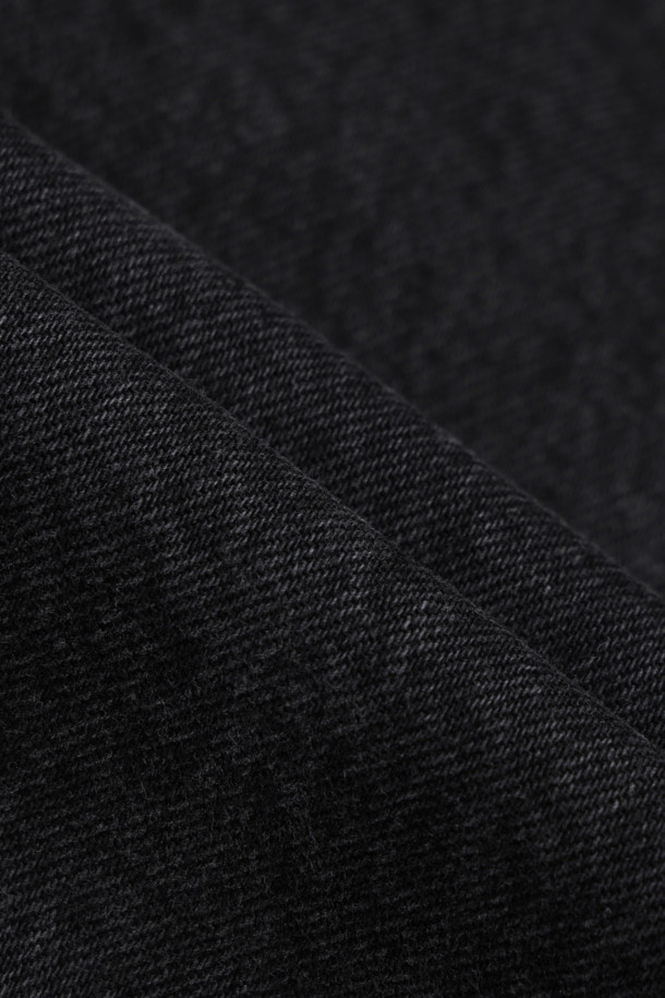 세련된 스타일을 연출하는 와이드 데님 팬츠입니다. 부드러운 면과 폴리우레탄 혼방 소재로 제작되어 편안한 착용감을 선사하며, 빈티지 워싱 처리로 은은한 멋을 더했습니다. 넉넉한 와이드핏과 루즈핏으로 트렌디한 실루엣을 완성하며, 데이트룩이나 쇼핑룩에 잘 어울립니다. 코인 포켓과 켄톤 단추, 지퍼 디테일은 물론, 더블 스티치 보강으로 내구성을 높였습니다. 그레이 컬러로 어떤 상의에도 쉽게 매치하여 캐주얼하면서도 미니멀한 스타일을 연출할 수 있습니다.
