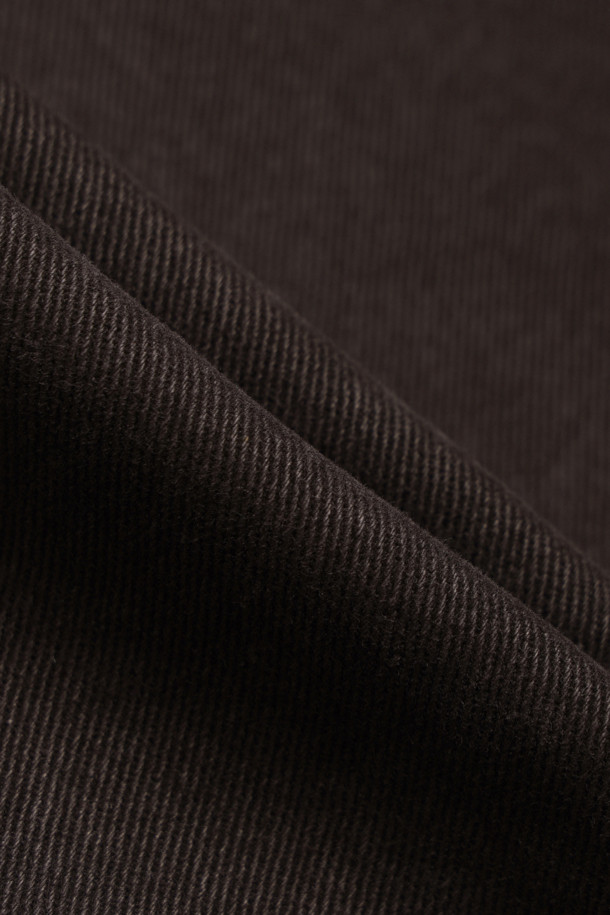 다크 브라운 와이드 데님 팬츠는 빈티지하고 캐주얼한 스타일을 연출할 수 있는 데님 팬츠입니다. 넉넉한 루즈핏 와이드 실루엣으로 편안한 착용감을 선사하며, 면과 폴리우레탄 혼방 소재로 제작되어 신축성이 우수합니다. 빈티지 워싱 기법을 더해 자연스러운 멋을 살렸으며, 코인 포켓과 켄톤 단추, 지퍼 디테일이 돋보입니다. 더블 스티치로 마감하여 내구성을 높였으며, 단독 세탁을 권장합니다. 동네 마실룩이나 여행룩에 잘 어울리는 데일리 아이템입니다.
